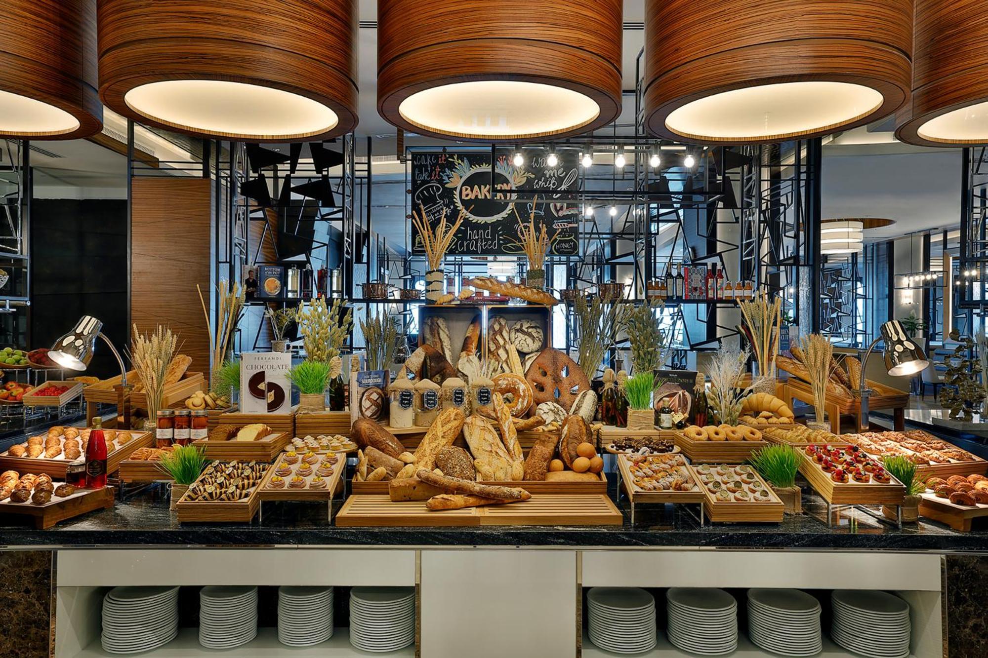 Hilton Dubai Palm Jumeirah Экстерьер фото Bread station at a buffet